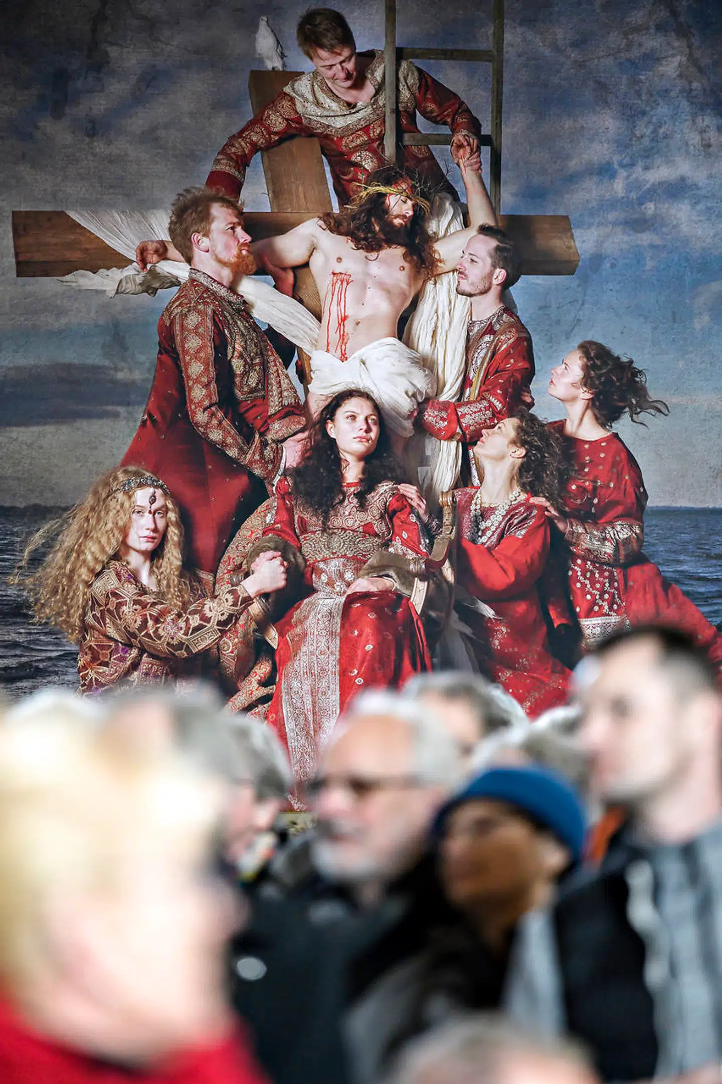 Der er fuld knald på Jim Lyngvilds billeder i Faaborg Kirke – og folk strømmer til.