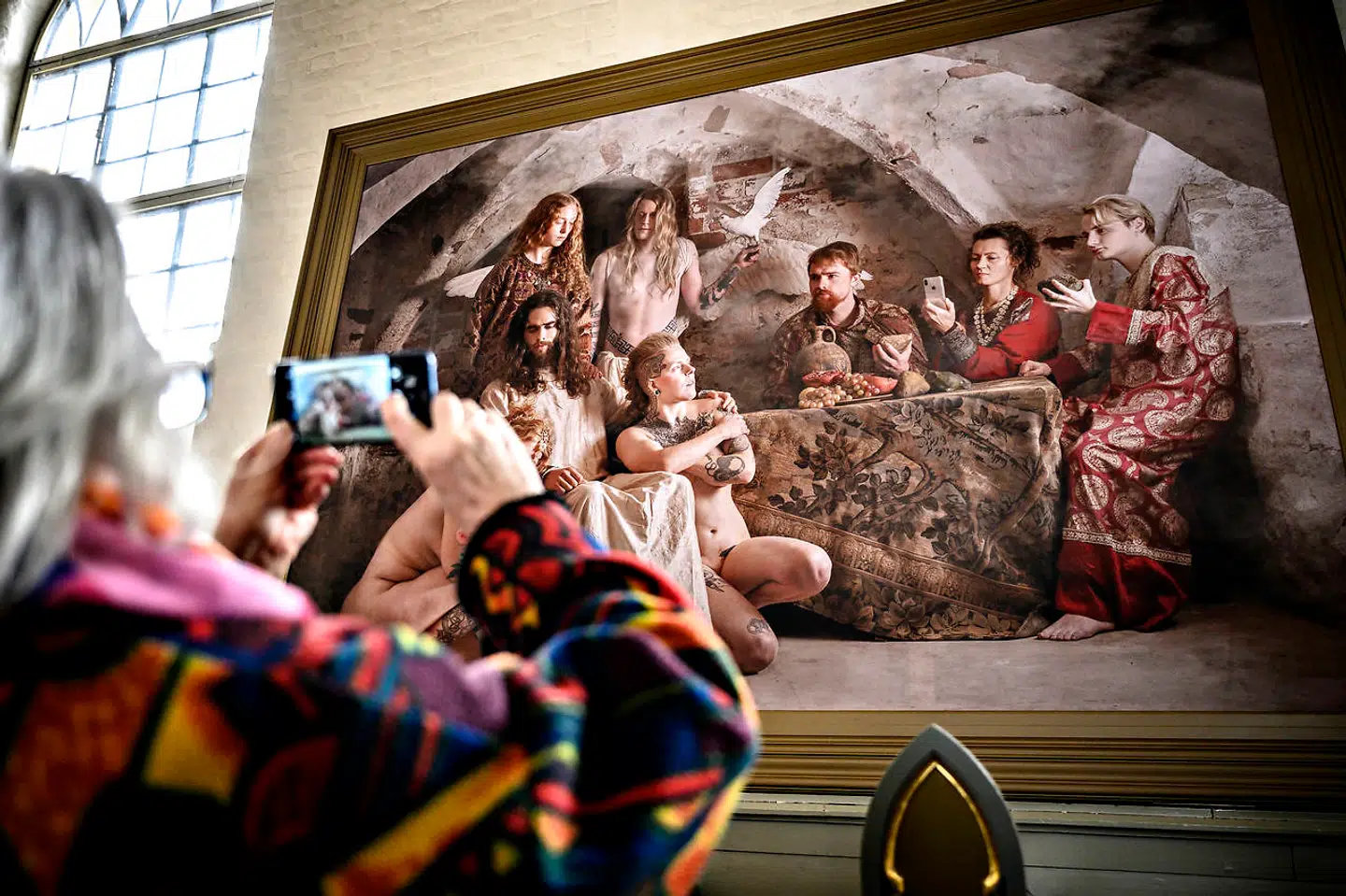 Folk er strømmet til Faaborg Kirke for at se Jim Lyngvilds billeder, der bliver hængende indtil september.