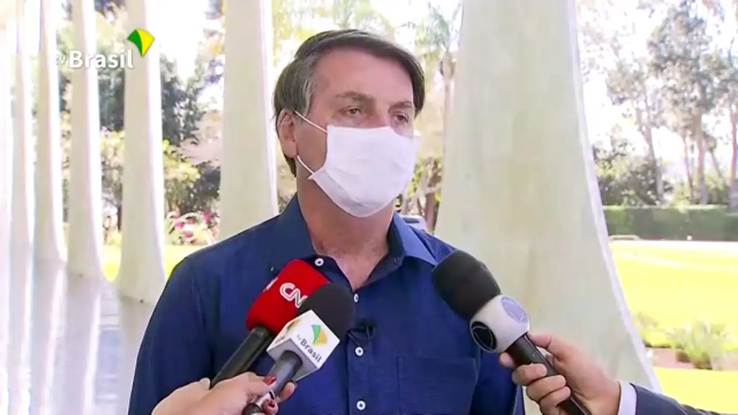 Brasiliens præsident, Jair Bolsonaro, er blevet kendt for at være stærkt mistroisk over for alvoren af coronavirussen. Han har afvist at sende Brasilien i nedlukning, og smittetallene og antallet af døde stiger i landet. Og nu er præsidenten selv også ramt af coronavirussen.
