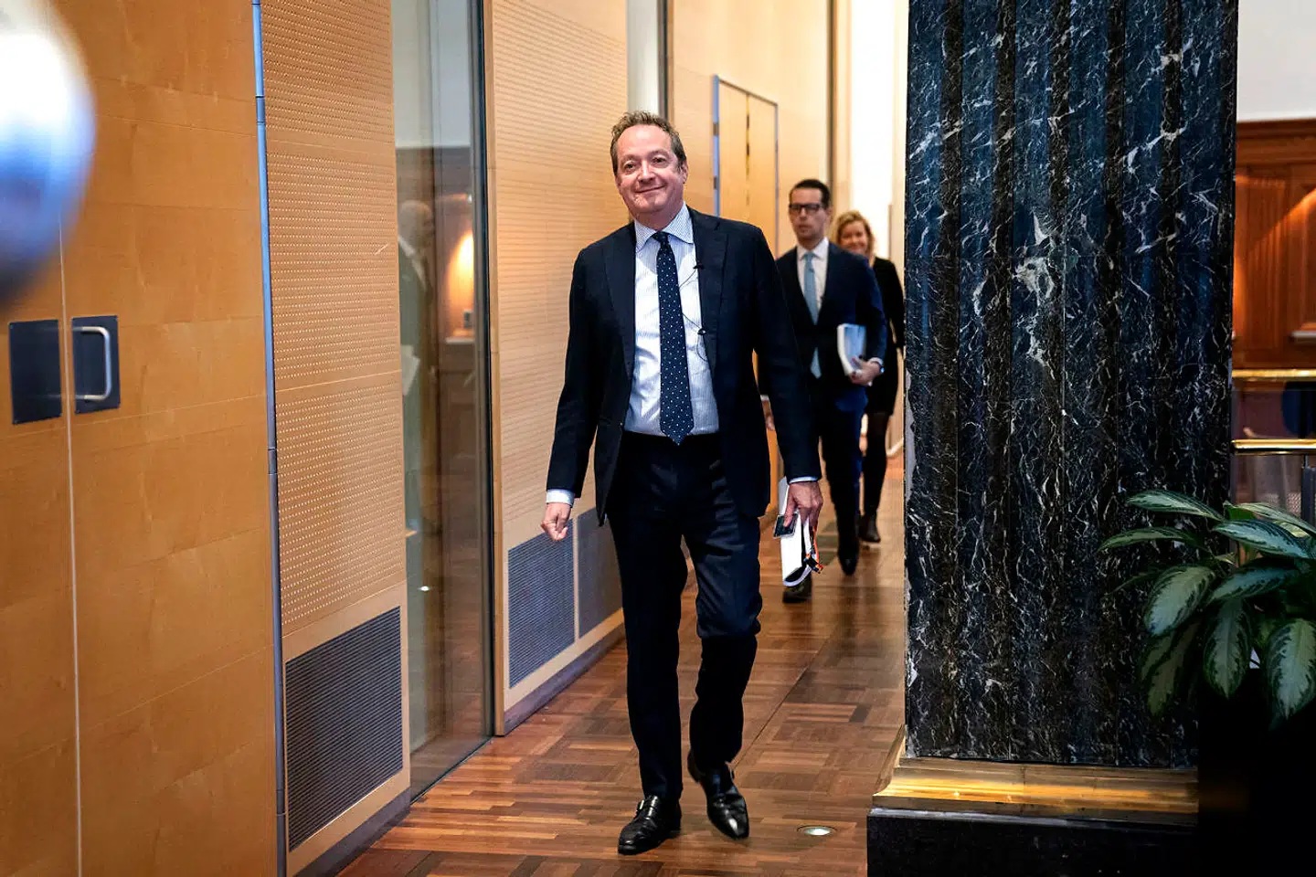 Topchefen i Danske Bank, Chris Vogelzang, er hollænder, tidligere finansminister og står nu i spidsen for en direktion i Danske Bank, som får færre og færre danske medlemmer. Det er alvorligt for banken, lyder kritikken.