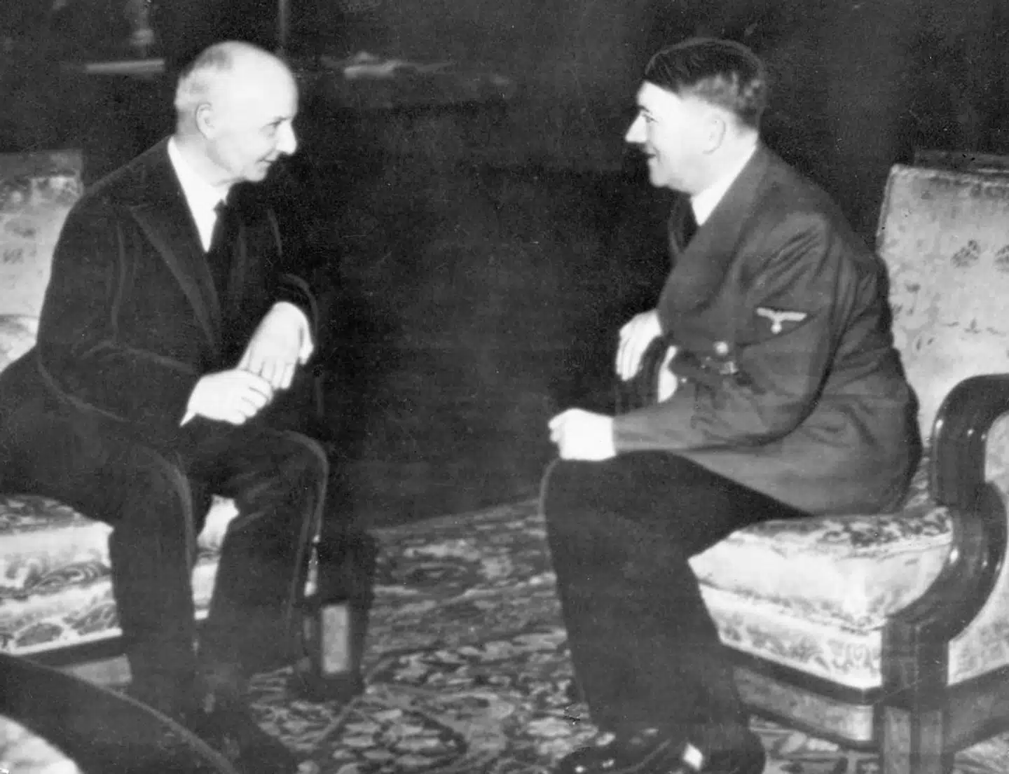 Stats- og Udenrigsminister Erik Scavenius og Adolf Hitler i samtale i 1941. Er Scavenius værdig til at få opkaldt en vej efter sig? Arkivfoto: Ukendt / Ritzau Scanpix