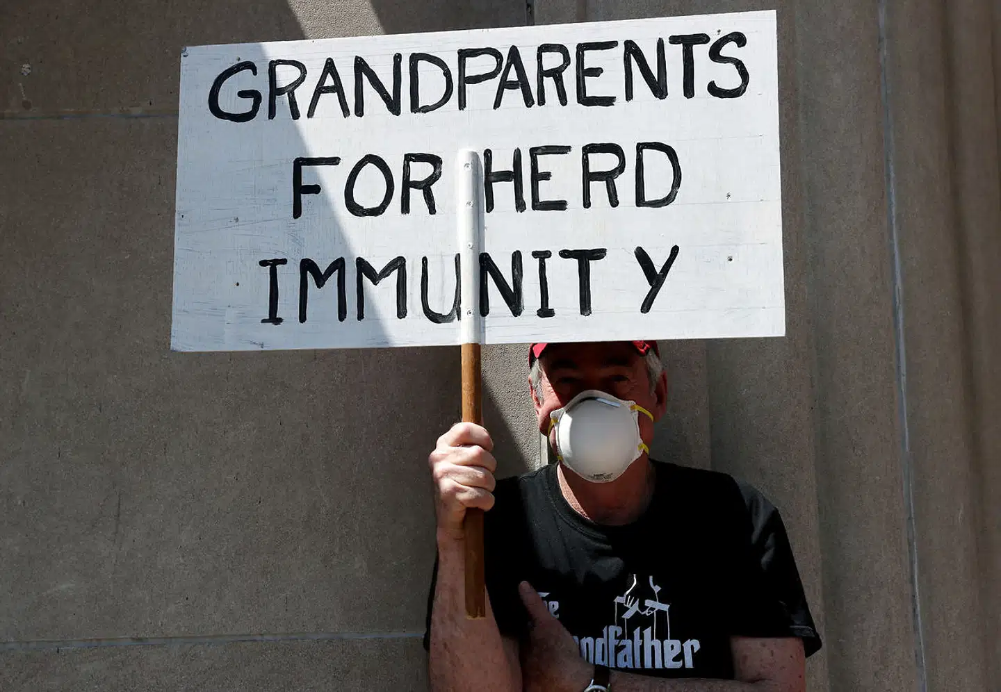 Strategien om at gå efter flokimmunitet i kampen mod det nye coronavirus er blevet opgivet i de fleste lande, fordi det vil koste for mange menneskeliv. Men modellen har fortsat tilhængere som her under en demonstration i den amerikanske delstat Pennsylvania.