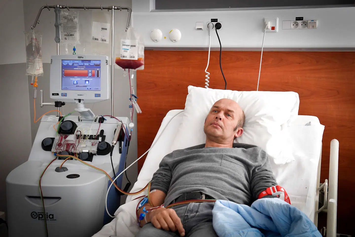 En kræftpatient modtager T-celle-behandling på hospital i den franske by Marseille. Meget tyder på, at T-cellerne også har vigtig betydning for vores immunmforsvar i kampen mod SARS-CoV-2.