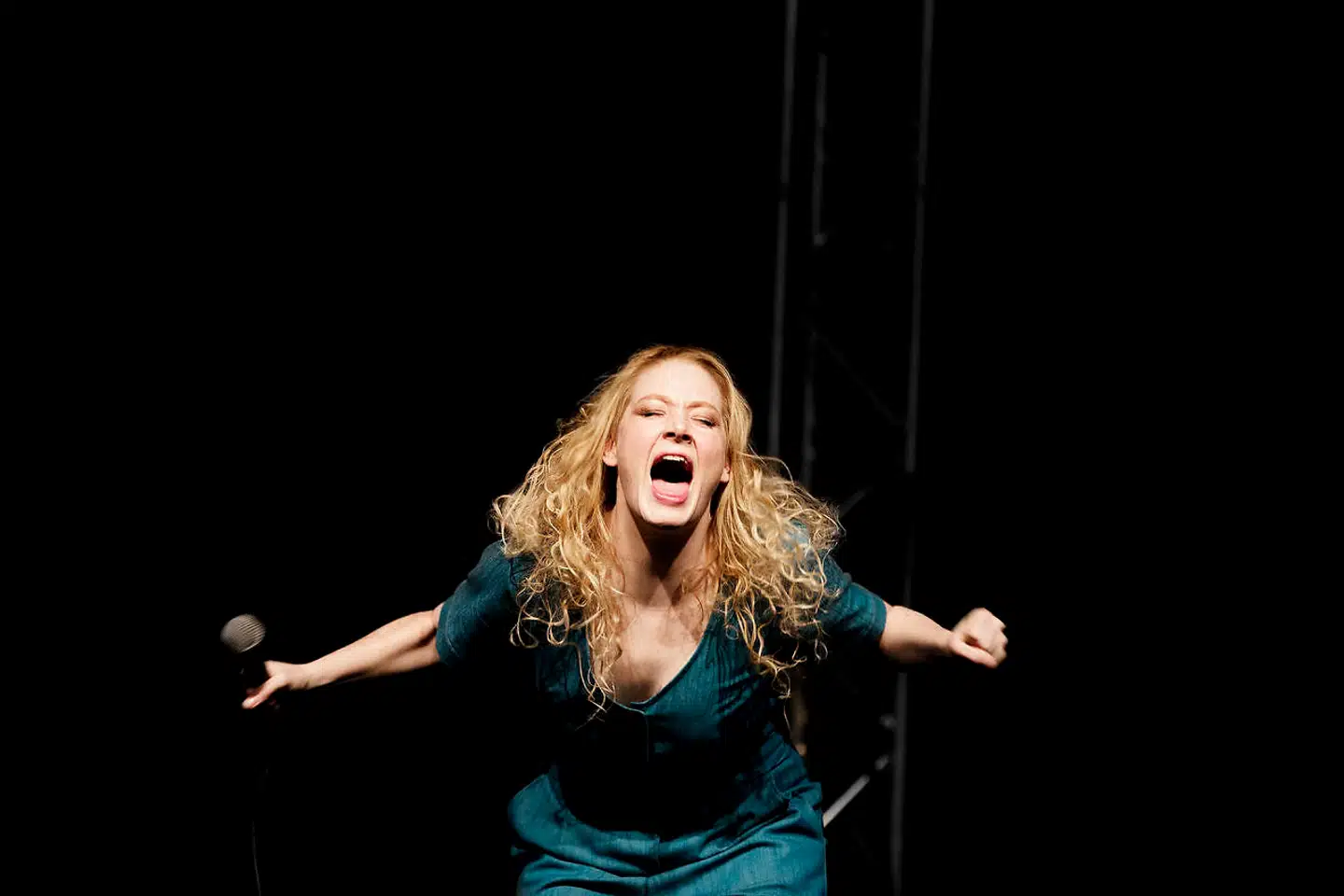 »Se mig« er den tidligere standupper Sanne Søndergaards fjerde ungdomsroman.