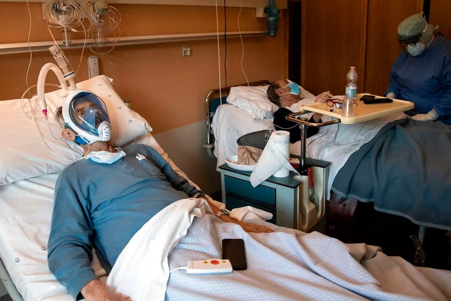 Piemonte har på intet tidspunkt været så hårdt ramt som naboregionen Lombardiet. Men under epidemiens værste uger frem til midten af april var også Giovanni Di Perri og hans folk hårdt pressede. Her har man taget en snorkelmaske i brug til behandling af en covid-19-patient på et af Torinos hospitaler.