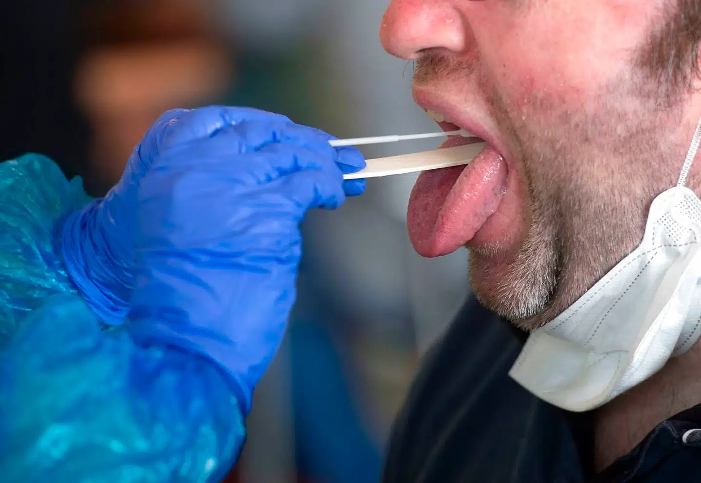 Det er ikke mindst aggressiv og målrettet testning af mulige smittede, der har tvunget coronavirussen i defensiven. Og skal den blive der, indtil en vaccine er klar, er det afgørende vigtigt, at det arbejde fortsætter.