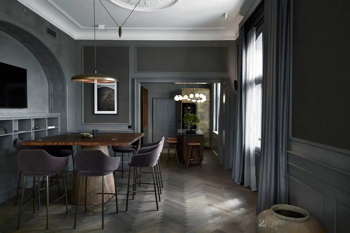 Da bygningen fungerede som postcentral, var dette rum direktørens kontor. Nu er det transformeret til mastersuiten på hotellet Villa Copenhagen. Det er designet af smykkefirmaet Shamballa og koster 55.000 kroner i døgnet.