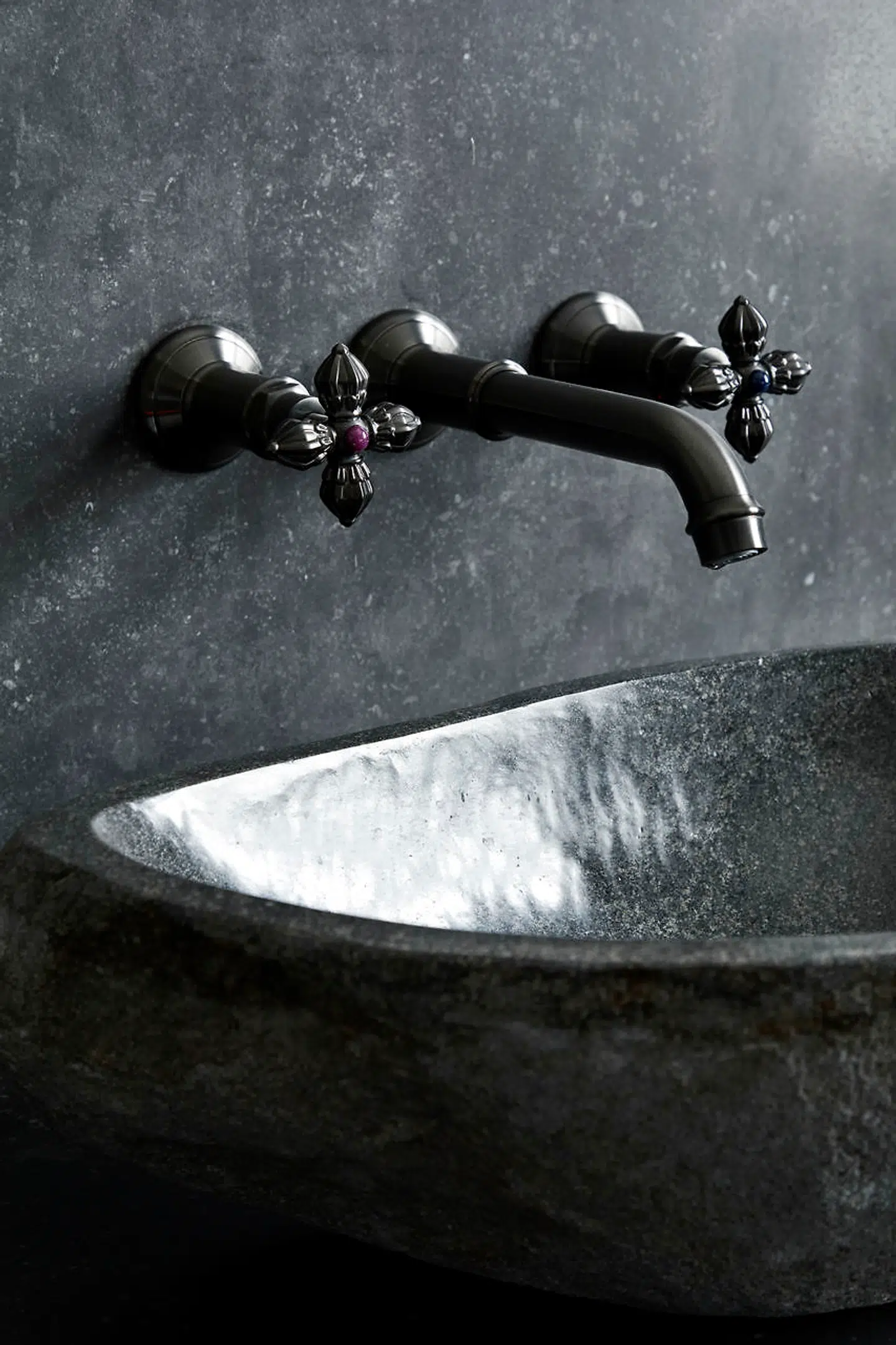 Armaturerne er støbt som en dobbelt tordenkile. Det bærer henholdsvis en rubin og en safir, som repræsenterer henholdsvis koldt og varmt.