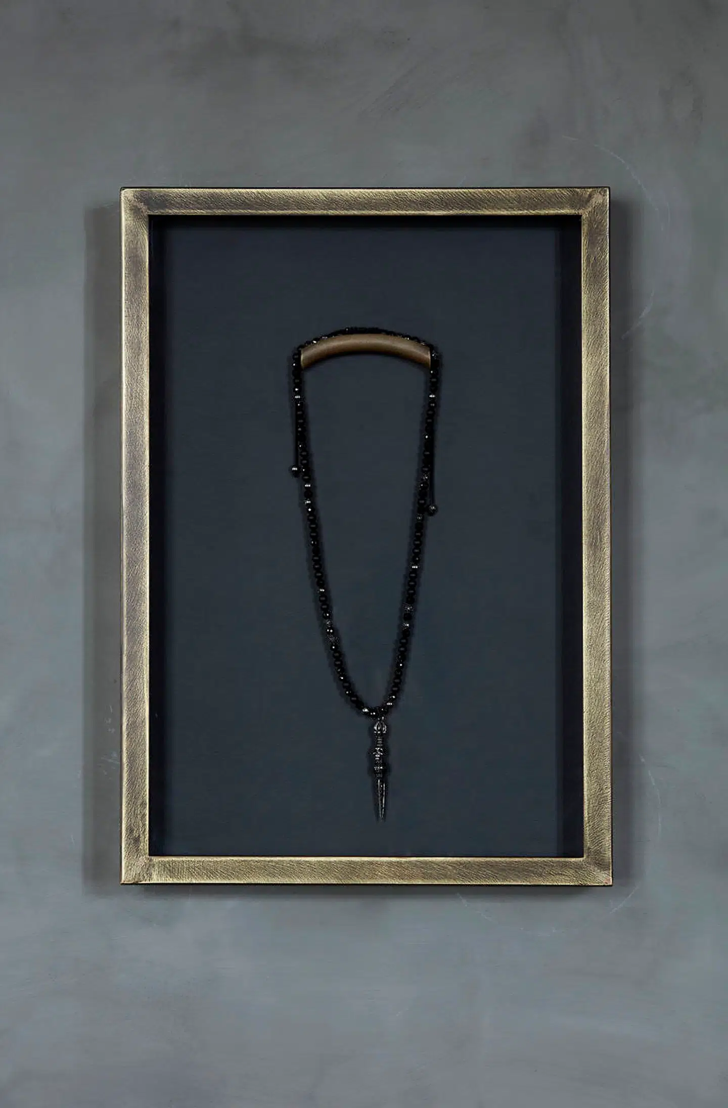 Som gæst i suiten kan man få lov at låne de udstillede Shamballa-smykker. Montrerne fungerer samtidig som små kunstværker.