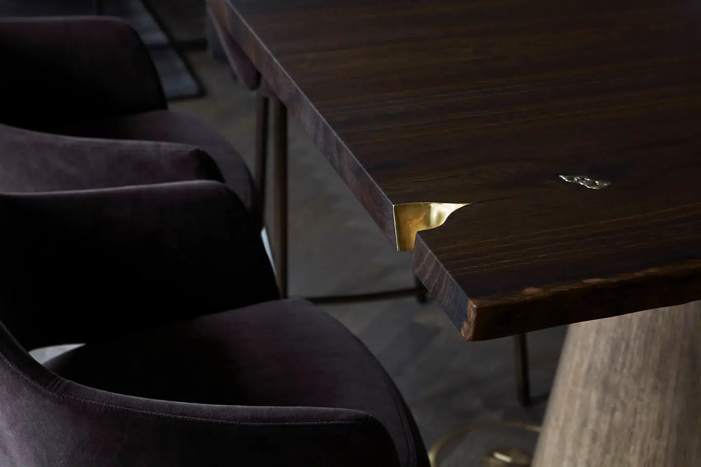 Snedker Laura Bergsøe står bag bordet, som har flere detaljer i messing.