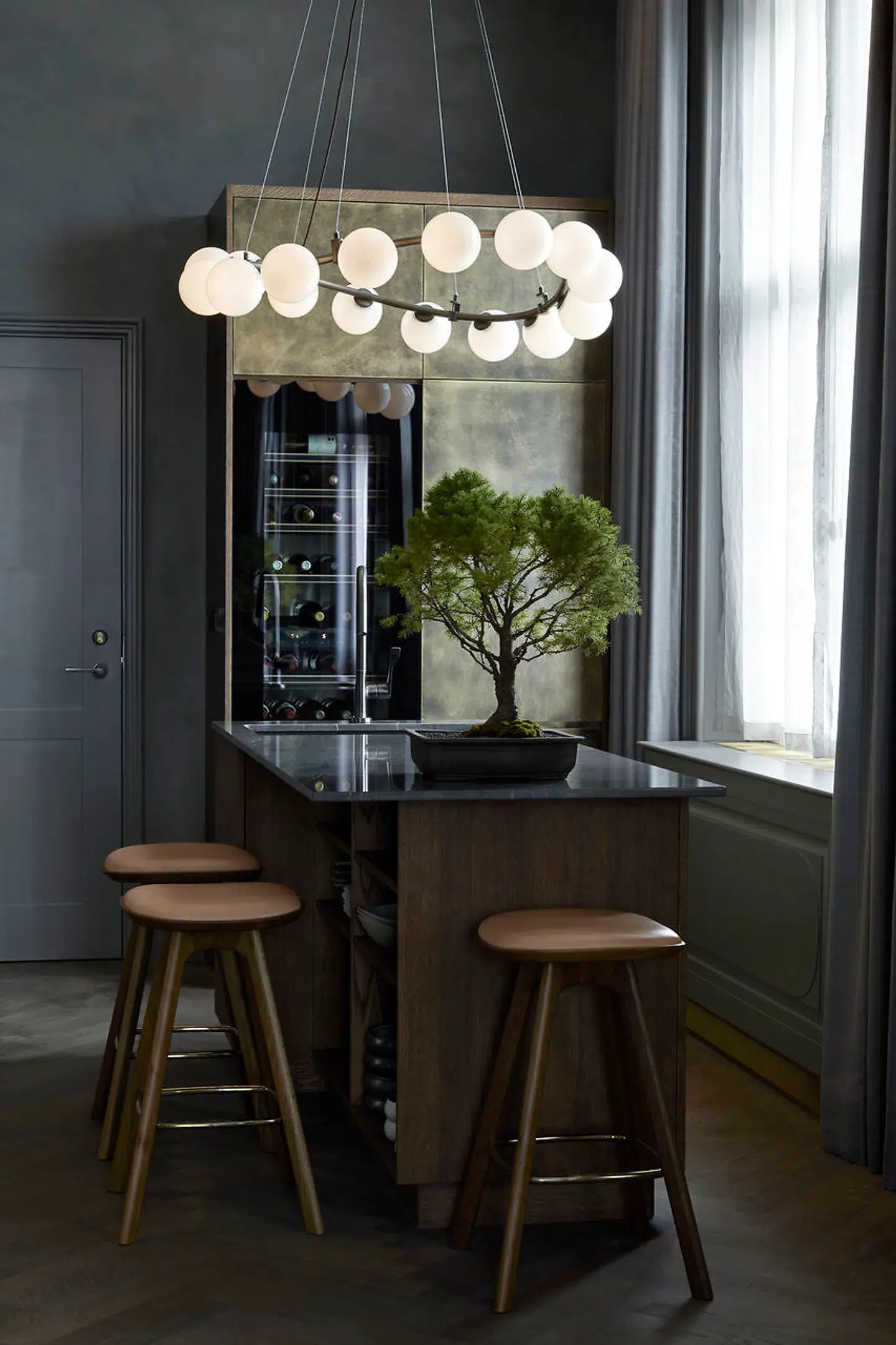 Suiten har eget køkken – og vinskab.