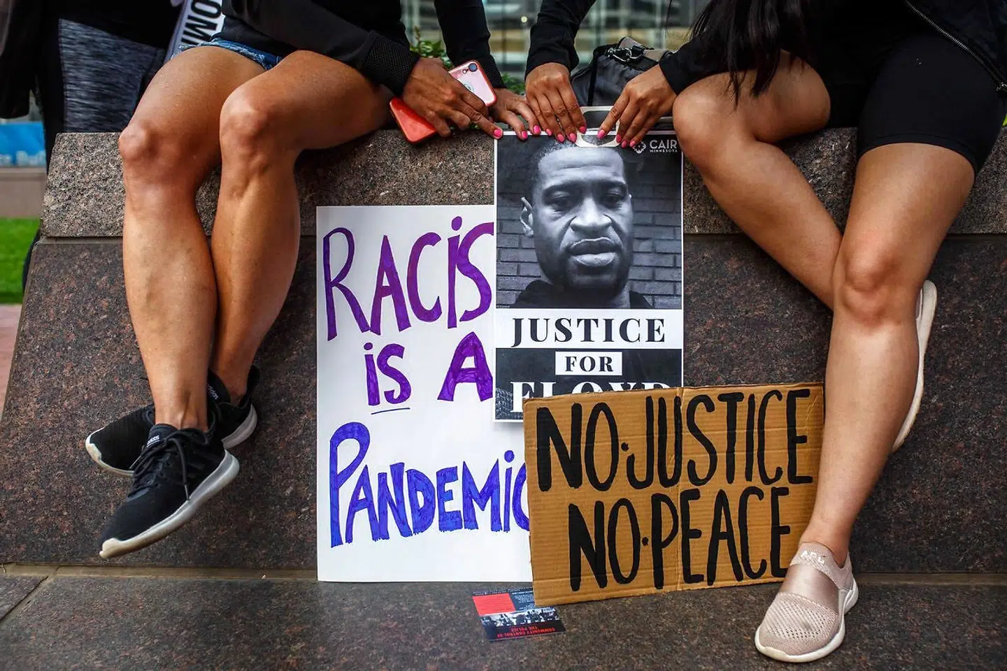 Racismedebatten raser. 25. maj i år døde George Floyd som følge af en brutal anholdelse foretaget af en hvid politibetjent i den amerikanske by, Minneapolis, der havde presset sit knæ mod den sorte mand i adskillige minutter.