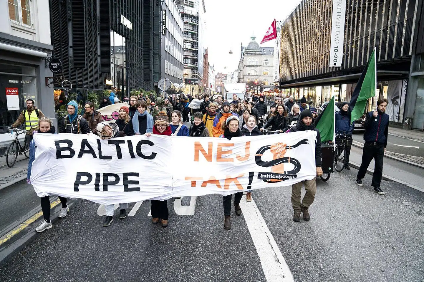 »Det er i dansk interesse at hjælpe polakkerne med en grøn omstilling, som kan reducere Polens CO2-udslip. (...) Det hjælper ikke klimaet nævneværdigt, at vi er klimadukse, hvis resten af Europa og verden ikke følger efter,« skriver Ole P. Kristensen i denne leder. Her demonstreres mod Baltic Pipe.