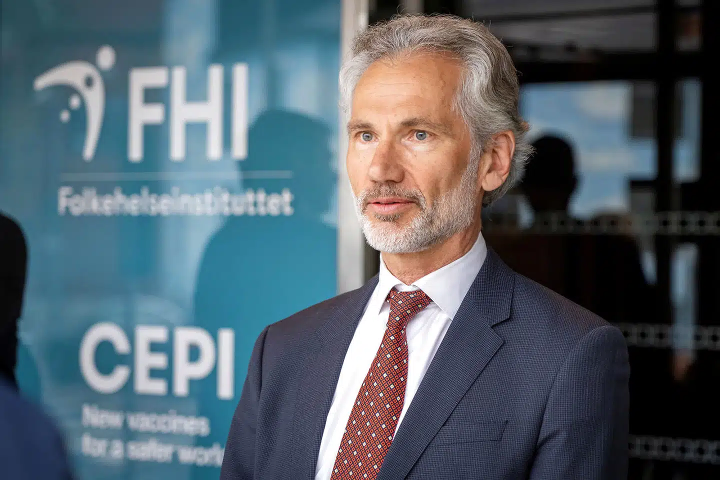 Frederik Kristensen er vicedirektør i CEPI, der ligger placeret i Oslo. CEPI er en forkortelse af Coalition for Epidemic Preparedness Innovations. Organisationen blev etableret i 2017 for at bekæmpe epidemier og pandemier såsom ebola og sars. Nu er CEPI en fremtrædende aktør i kampen mod coronavirus.