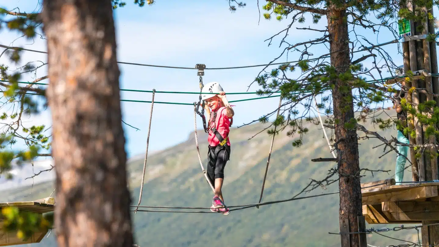 Nu kan du udfordre din højdeskræk med klatring og balancering - og få et kæmpe sug i maven, når du kaster dig i Tarzan-nettet. (Foto: Paul Lockhart)