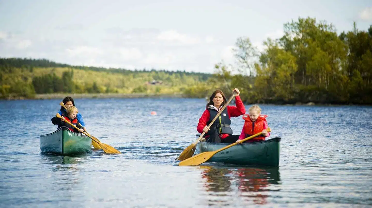 På Golsfjellet overnatter I i komfortable hoteller og hytter. Om dagen er der plads til aktiviteter som kanosejllads, vandring, fiske, cykling og ridning.