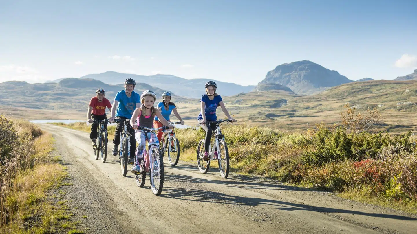 Oplev landskabet, hvor øst møder vest, mens du sidder i cykelsadlen. (Foto: Vegard Breie)