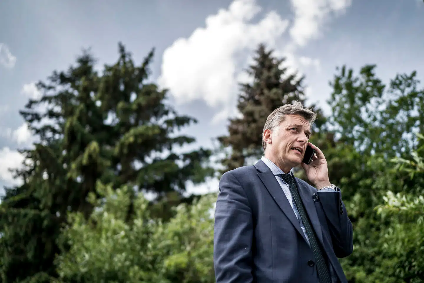 »Vi har også mulighed for at gå ind og overvåge, hvor folks mobiltelefoner befinder sig henne. Det er nogle ret effektive værktøjer at have for politiet, men i den anden grøft har du et overvågningssamfund a la Kina eller Singapore, og det er der ikke nogen af os, der har lyst til at leve i. Jeg har i hvert fald ikke. Så det er jo med at finde den rette balance,« siger Venstres Jan E. Jørgensen om overvågningsdebatten.