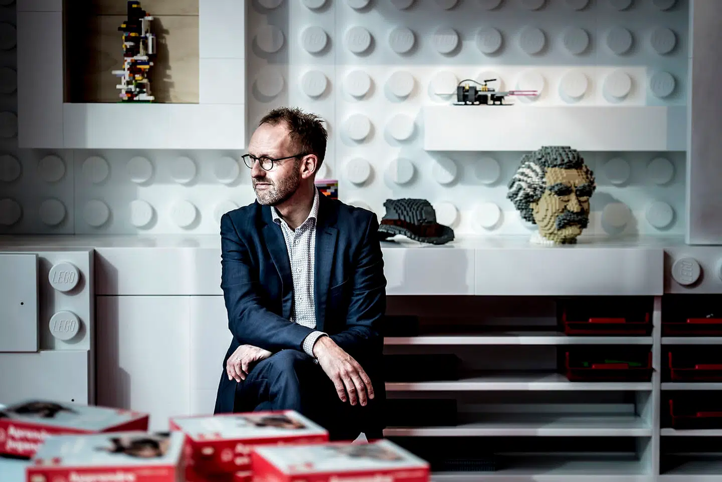 Jørgen Vig Knudstorp har længe været en kendt frontfigur i den øverste top af ledelsen i Lego-koncernen. Nu peger flere kilder tæt på Lego på, at hans magtposition bliver udfordret.