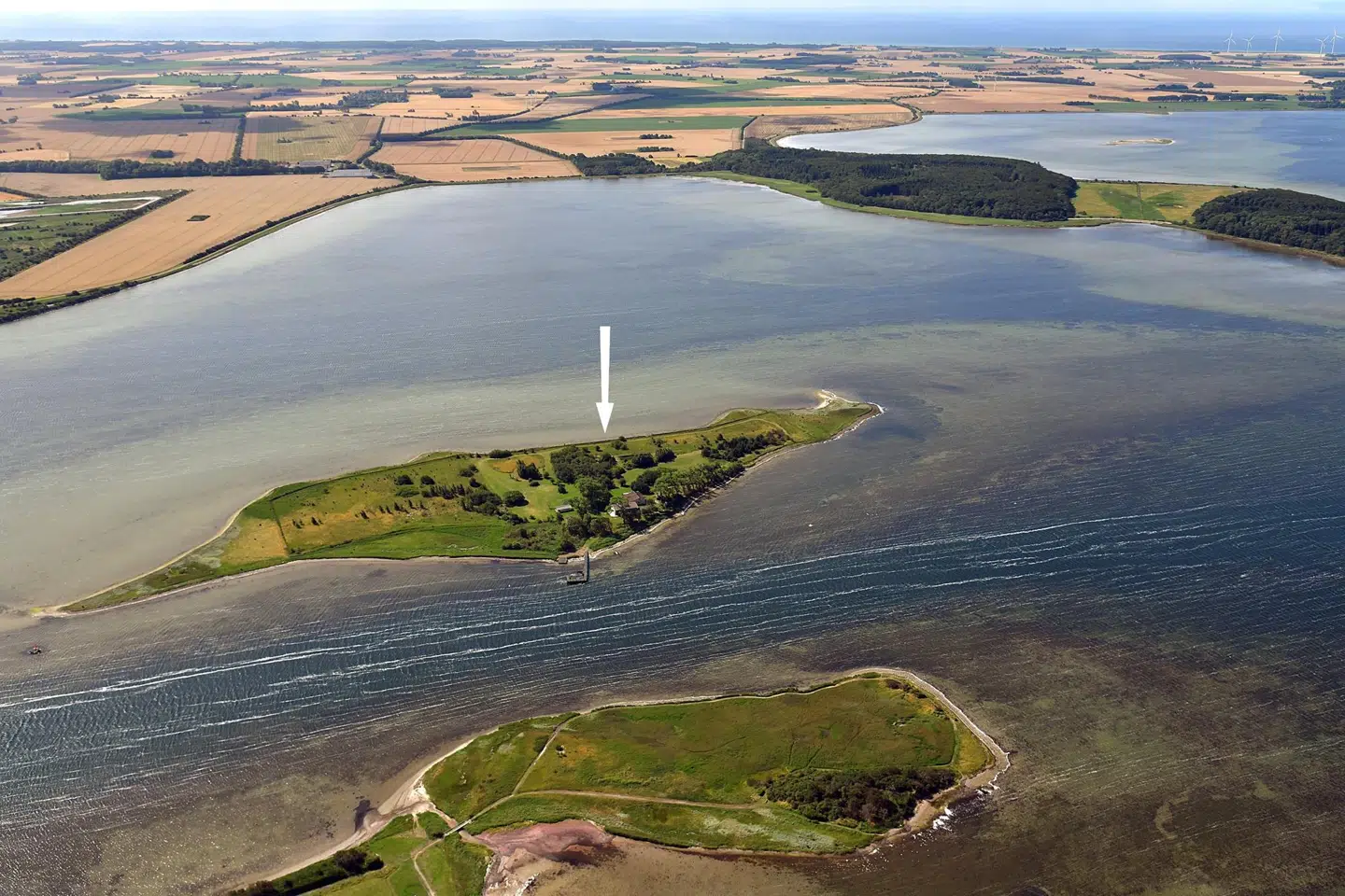 Barneholm ligger lige ud for Hestehovedet, midt i indsejlingen til Nakskov,