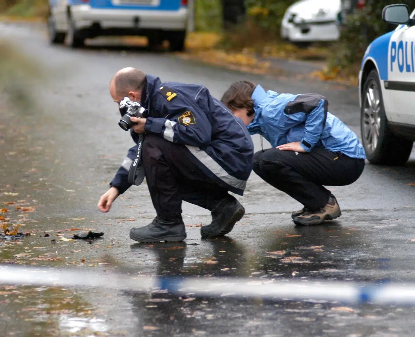 Politiet rykkede talstærkt ud, da de fik anmeldelsen om et knivstikkeri kort før klokken otte den 19. oktober 2004. Teknikere gik straks i gang med at lede efter spor på gerningsstedet.
