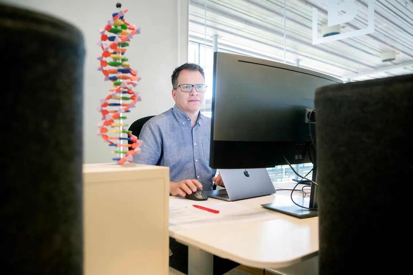 Peter Sjölund bruger en kombination af DNA-databaser og gammeldags slægtsforskningsmetoder – for eksempel gennemgang af kirkebøger og dødsannoncer – når han leder efter slægtninge. De samme redskaber viste sig afgørende i jagten på dobbeltmorderen fra Linköping.