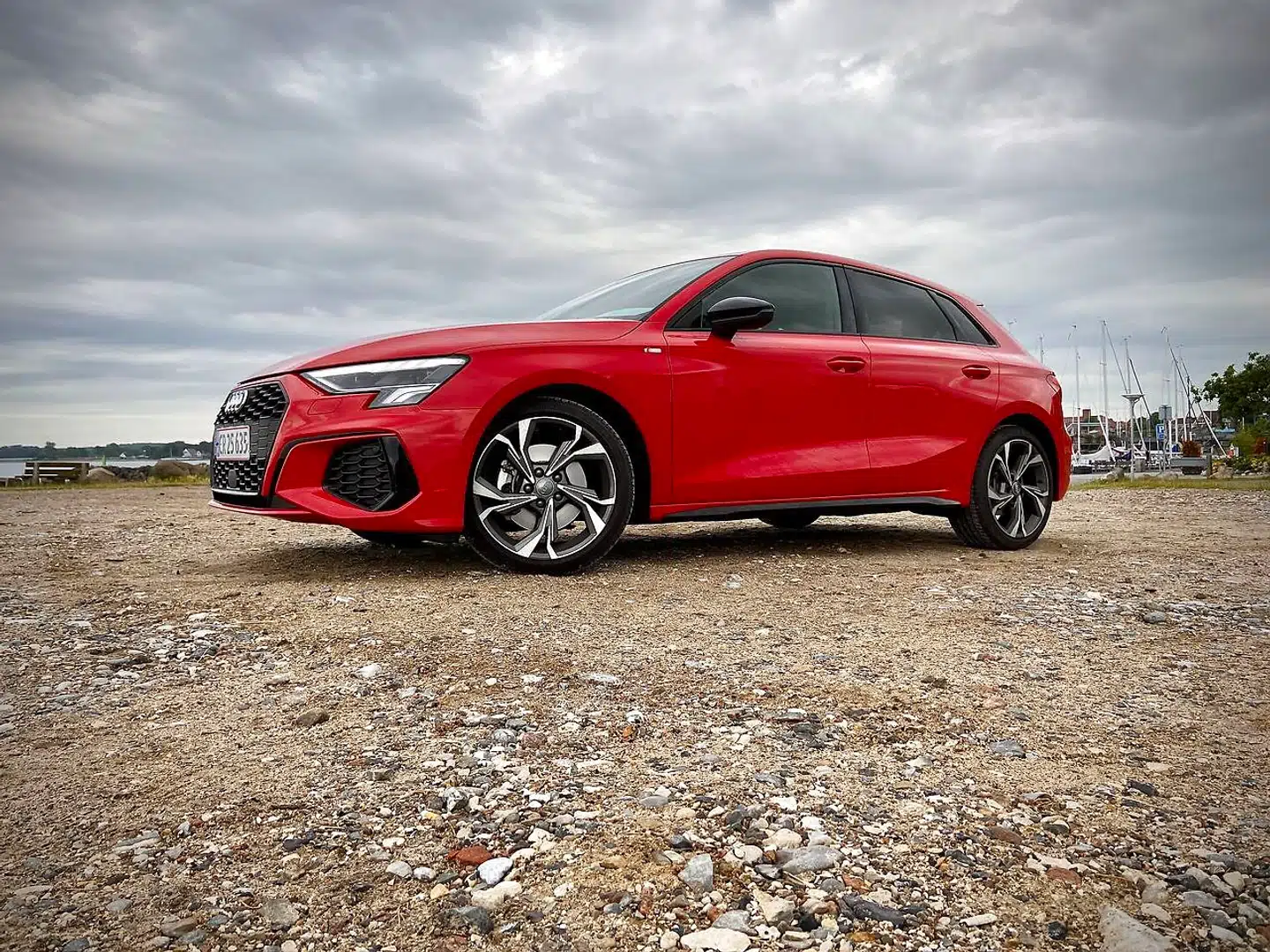 Den nye Audi A3 har fået et mere råt og markeret look, og især i S-Line-udgaven som her har den fået alt, hvad den kan trække på de visuelle virkemidler.