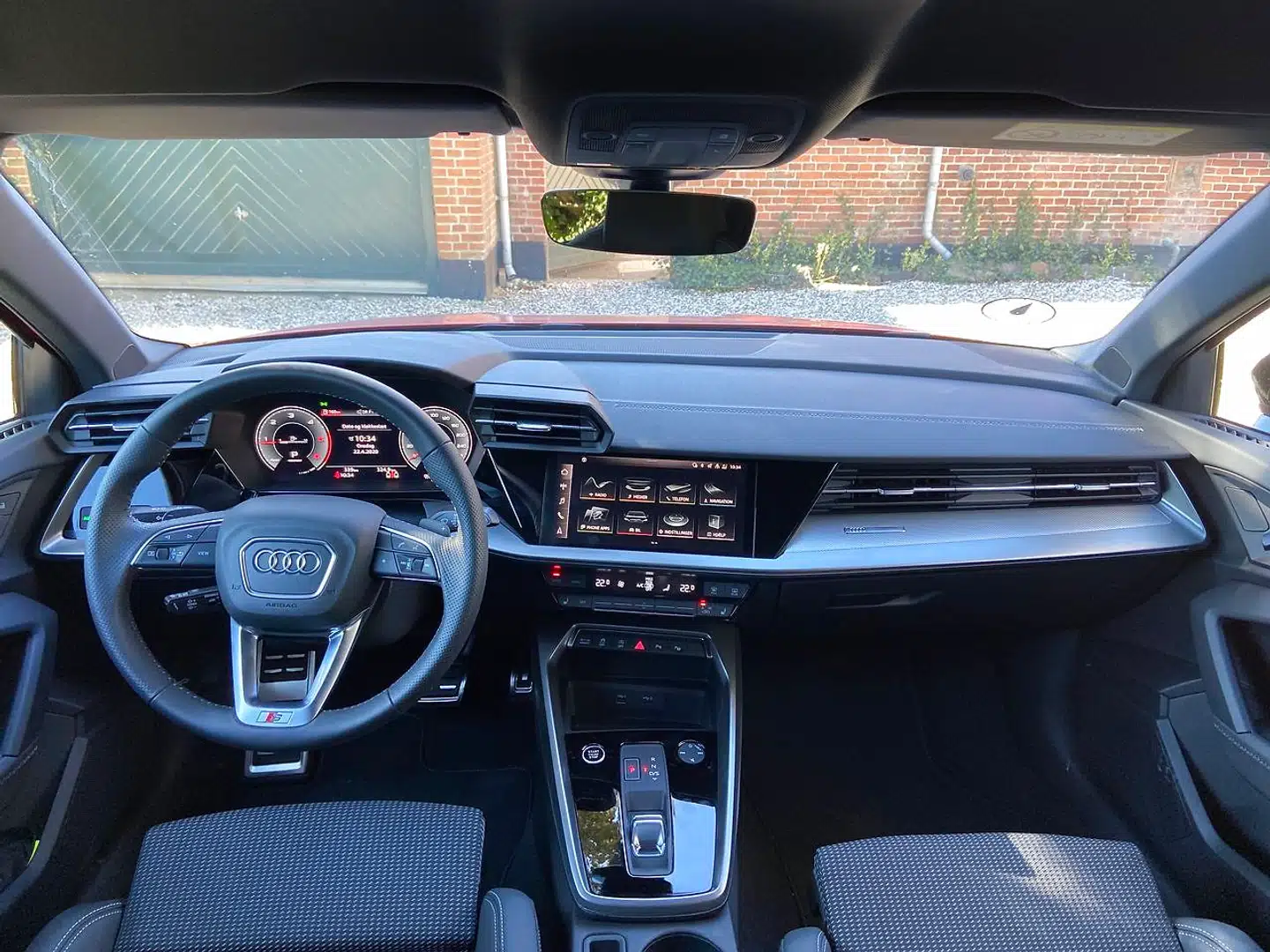 Audi A3 har været kendt for sine flotte men også lidt forsigtige og konservative kabiner. Den forsigtighed er smidt overbord i kabinen i den nye A3, der er rå og besnærende med masser af digitale talenter kombineret med funktionelle analoge knapper.
