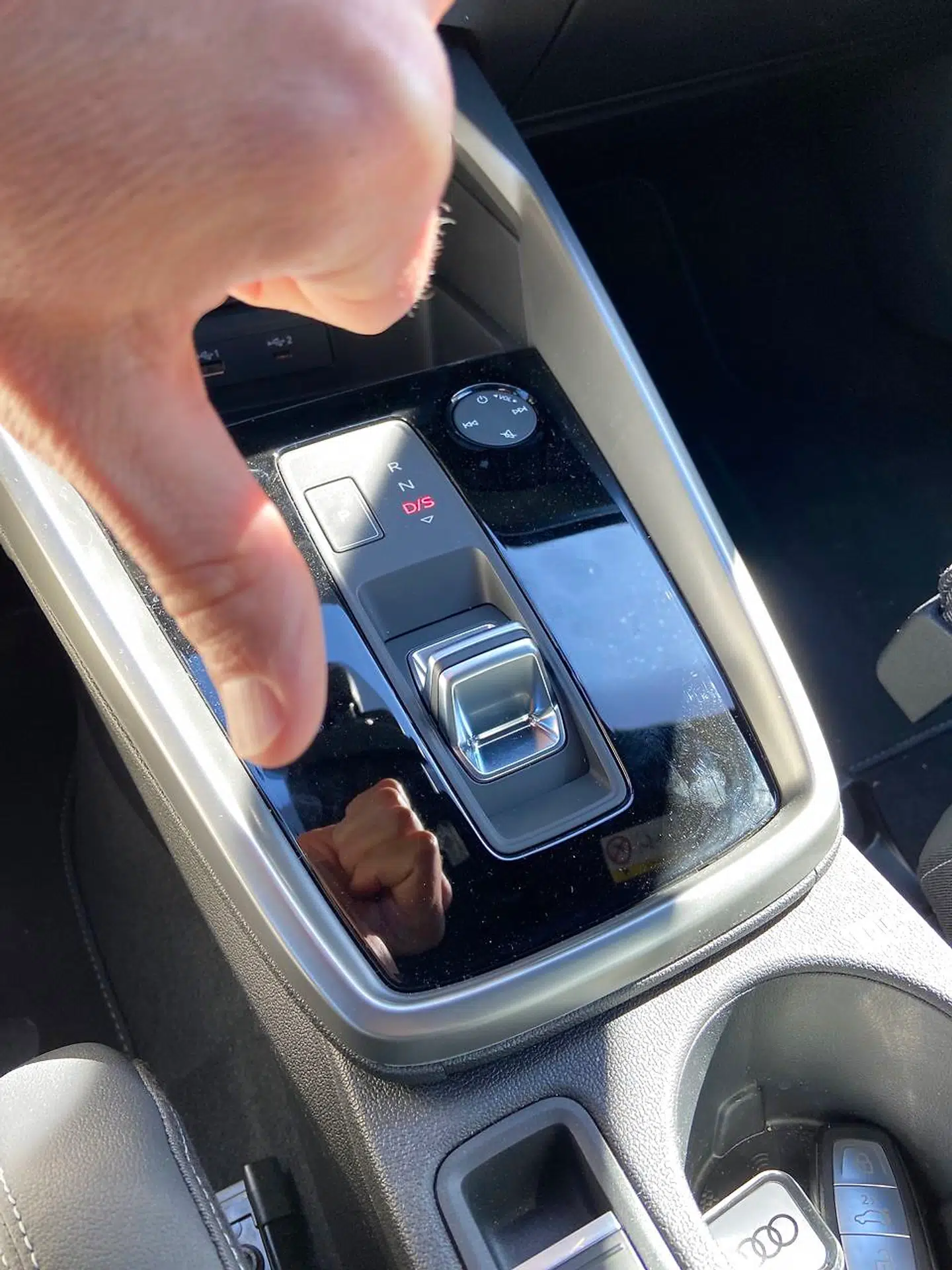 Eneste alvorlige anke i kabinen er den fesne gearvælger og så den iPod-inspirerede trykfølsomme volumenknap bagved – begge dele kunne Audi godt have sparet sig i min optik og erstattet med en klassisk gearstang og en analog volumenknap.