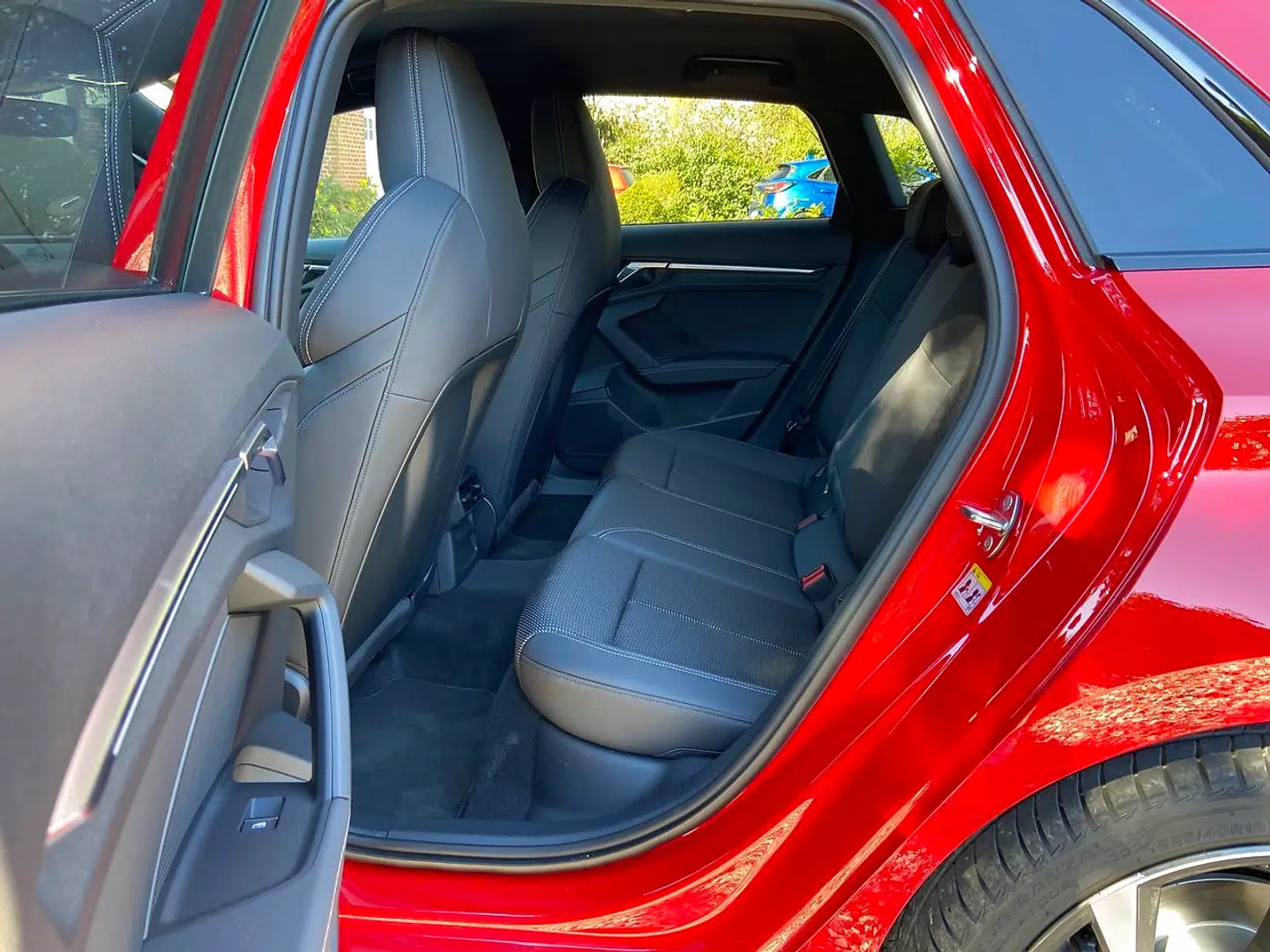 Audi A3 er ikke vokset mellem akslerne, men bagsædepladsen er fin og godkendt mens bagagerummet også er på 380 liter som før.