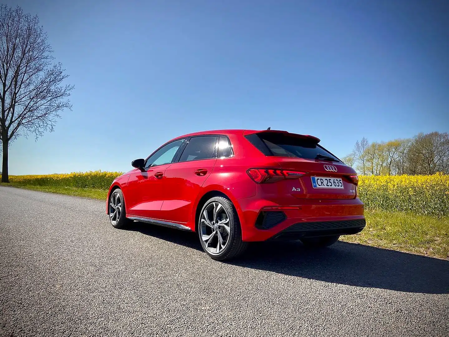 Audi A3 er blevet markant smukkere og mere rå, samtidig med at den køredynamisk er blevet skarpere – især i den testede S-Line-version. Læg dertil et bredt motorprogram og en anstændig pris, og A3 er motorredaktørens nye favorit i klassen for premiumbiler i det kompakte segment.