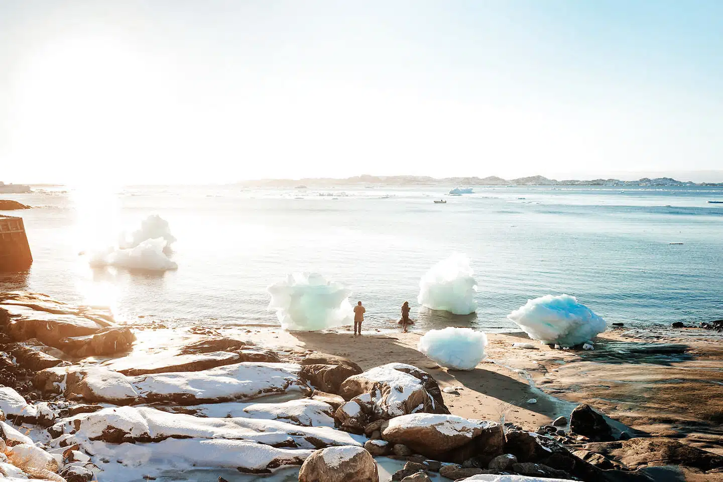 Det smukke syn af små »isbjerge« nær Grønlands hovedstad Nuuk. Grønland er stort set det eneste sted på den nordlige halvkugle med minusgrader i disse dage, men det gælder kun over indlandsisen. Ved kysterne er der varmt – op til 17 grader aktuelt.