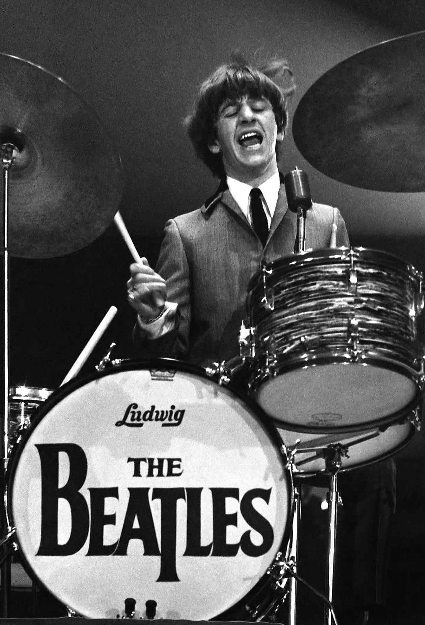 Ringo Starr bag trommerne under The Beatles' første turné i USA, 1964.