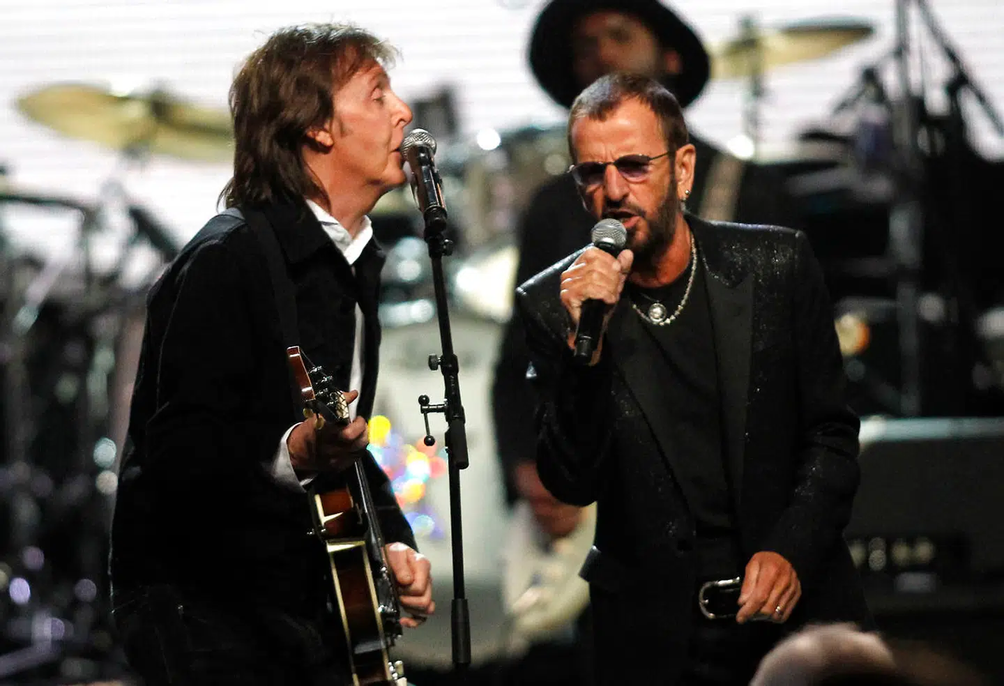 Paul McCartney og Ringo Starr optræder sammen ved The Rock and Roll Hall of Fame Induction Ceremony i Cleveland, Ohio, 2015.