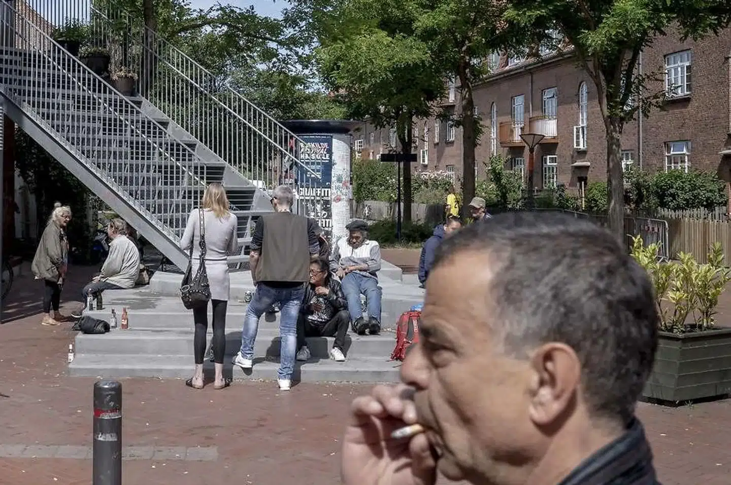 Naboer til Anker Jørgensens Plads i Københavns Sydhavn ønsker, at der bliver indført et forbud mod at indtage alkohol på pladsen, hvor mange af gadens løse fugle kommer for at drikke.