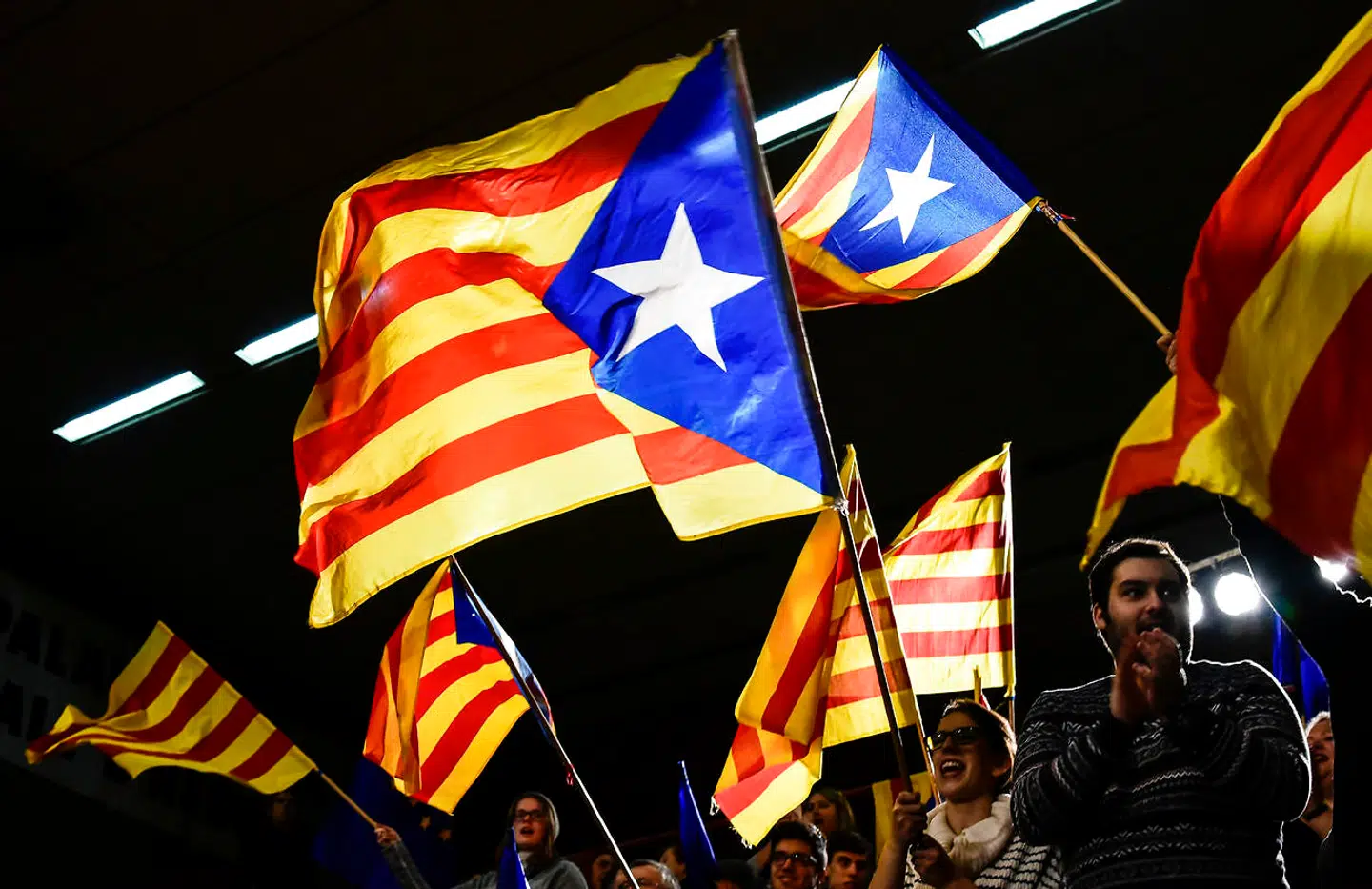 En stigning i antallet af corontilfælde gør at 200.000 borgere i Catalonien isoleres.