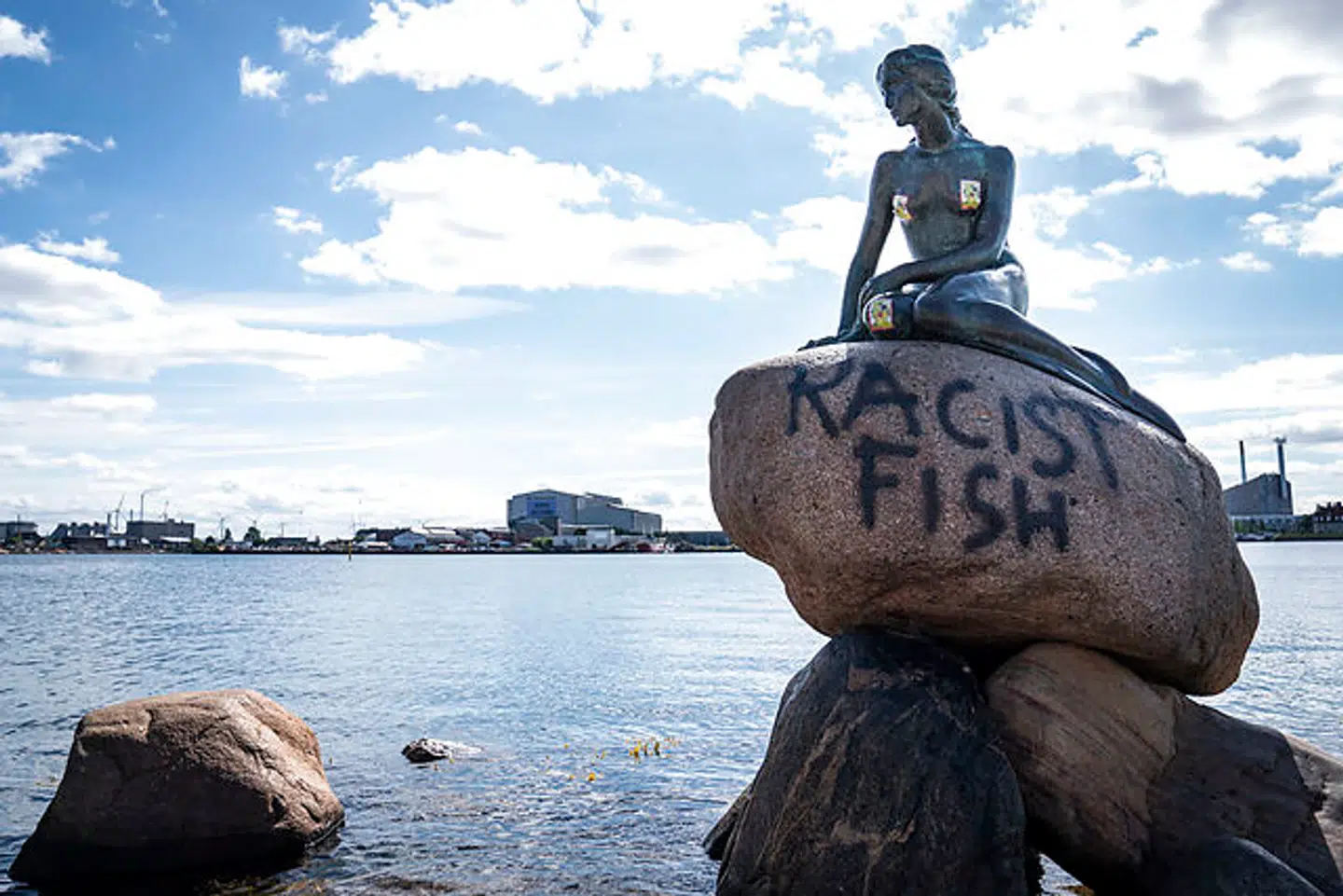 Torsdag aften eller fredag morgen blev der begået hærværk mod Den Lille Havfrue på Langelinie i København.