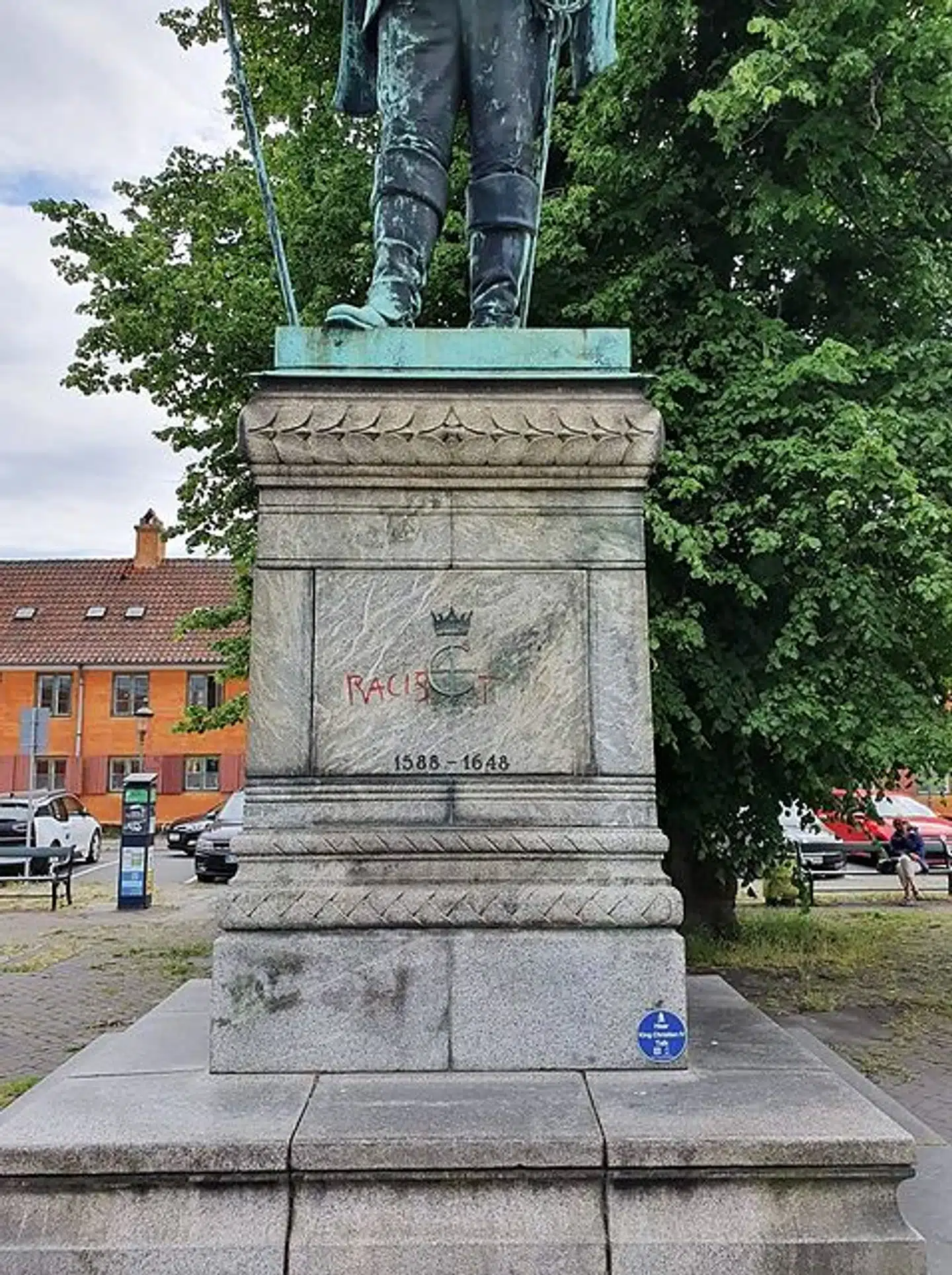 Christian IV-statuen ved Nyboder i København. Billedet er fremsendt af Dansk Folkeparti, i forbindelse med Berlingske i juni bad partiet om at dokumentere, at statuen havde været udsat for hærværk.