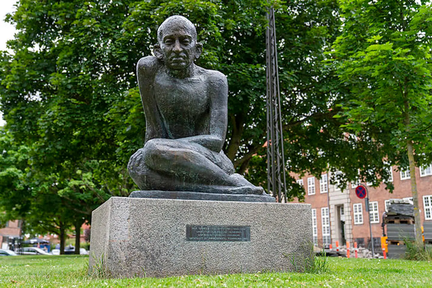 Skulptur af den indiske fredsforkæmper Mahatma Gandhi i Gandhiparken i Nordvestkvarteret i København. Da Berlingskes fotograf tog billedet fredag, var der ikke noget hærværk at spore.