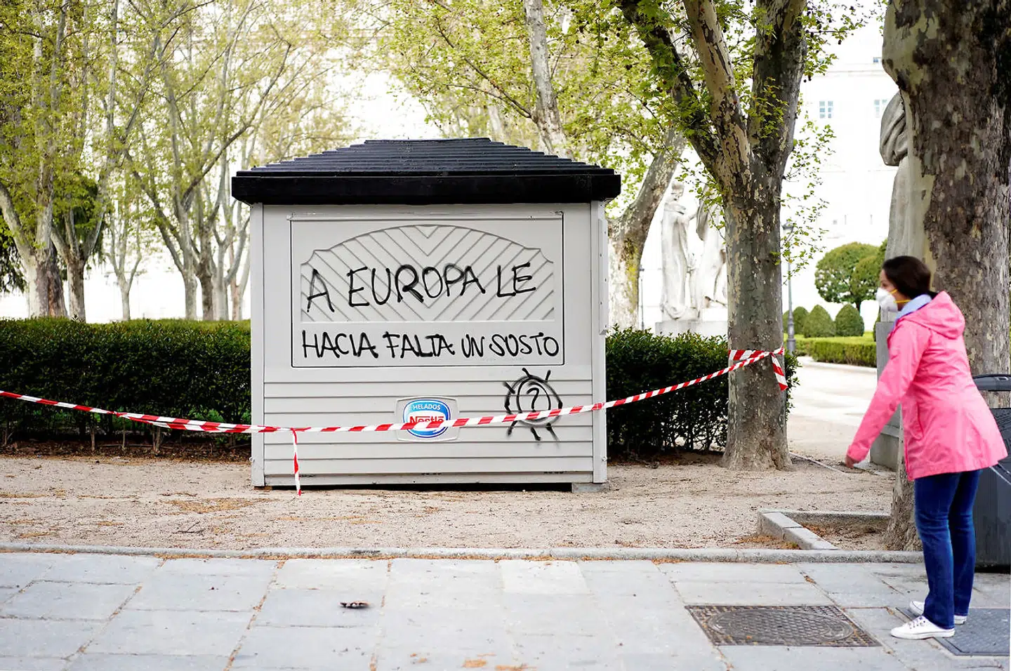 Grafitti på en iskiosk i Madrid: »Europa havde brug for en forskrækkelse«.