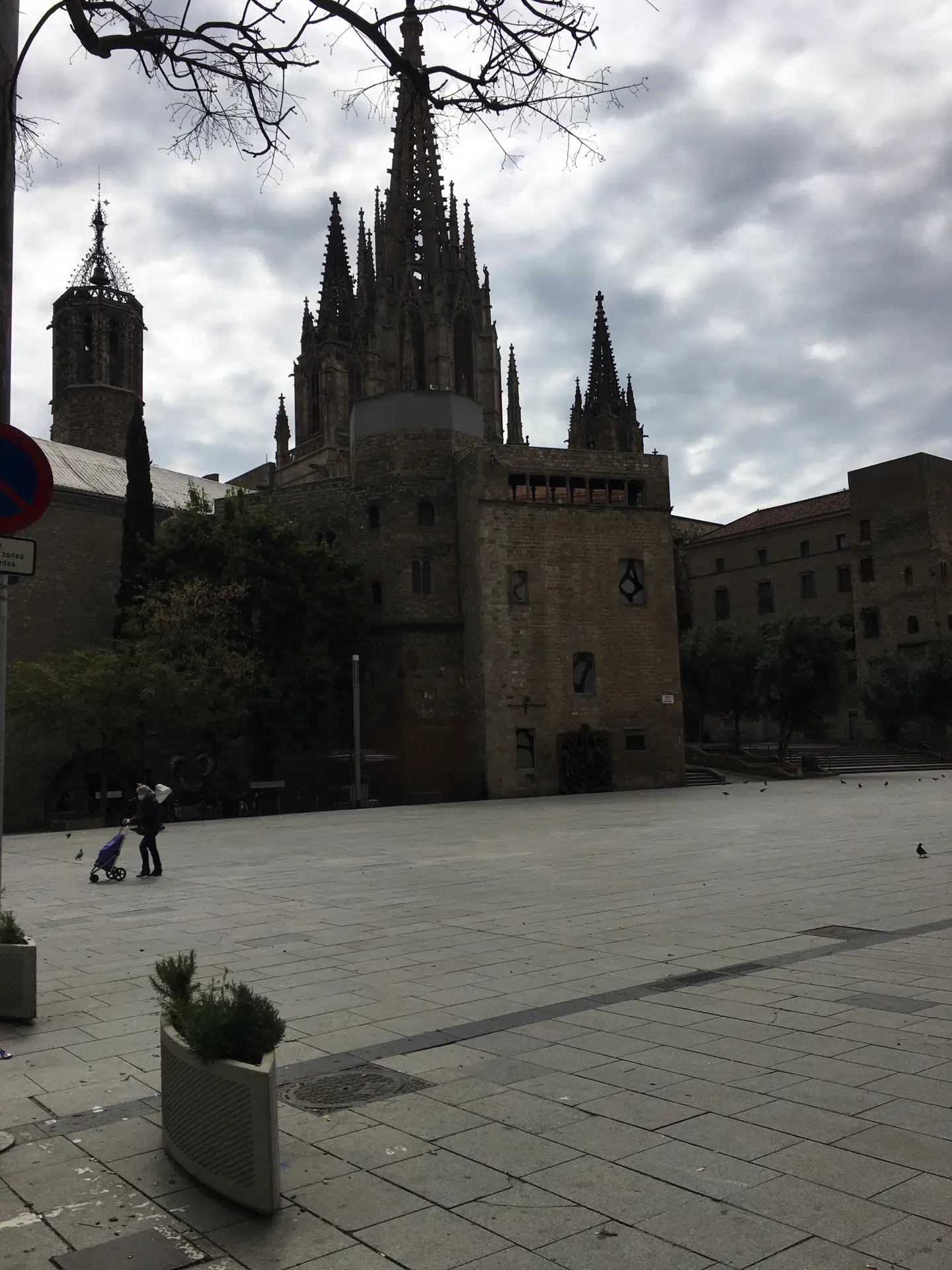 Esplanaden foran domkirken i Barcelona var stort set mennesketom under karantænens første fase – som gader og pladser overalt i de sydeuropæiske byer.
