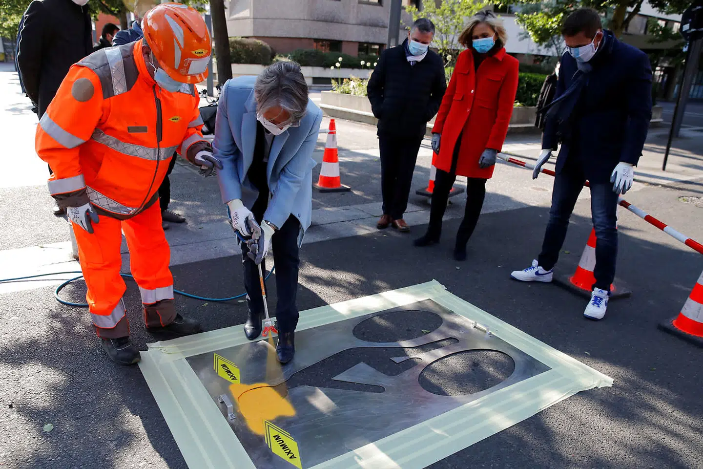 Frankrigs minister for grøn omstilling, Elisabeth Borne, deltager i arbejdet med at mærke en ny cykelsti op i Evry-Courcouronnes lidt syd fra Paris.