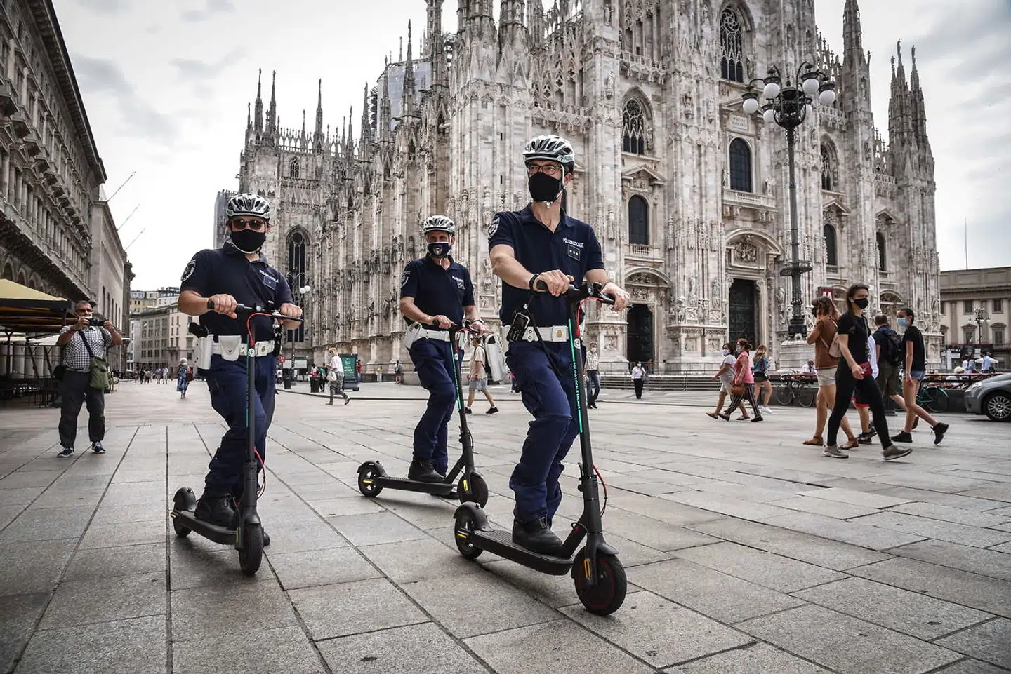 Lokalpolitibetjente fra en nydannet enhed, der skal afpatruljere gågader og cykelstier, på Piazza del Duomo i Milano.