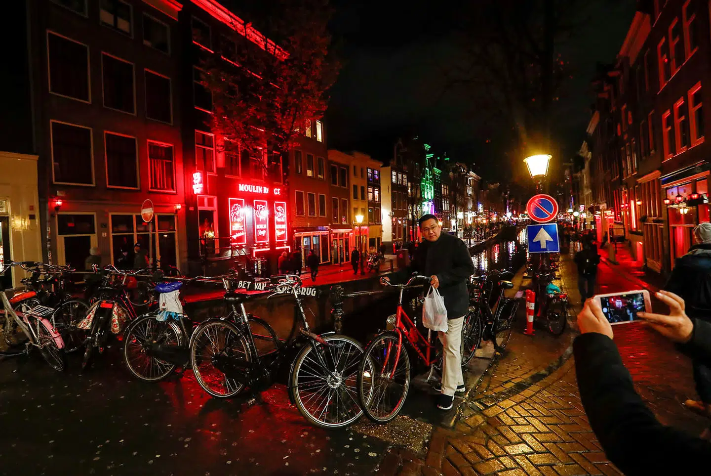En kinesisk turist poserer i Amsterdams red light district i 2017. Nu har myndighederne i den hollandske storby i forlængelse af coronakrisen forbudt Airbnb og andre udlejningsfirmaer at operere i dele af byen.