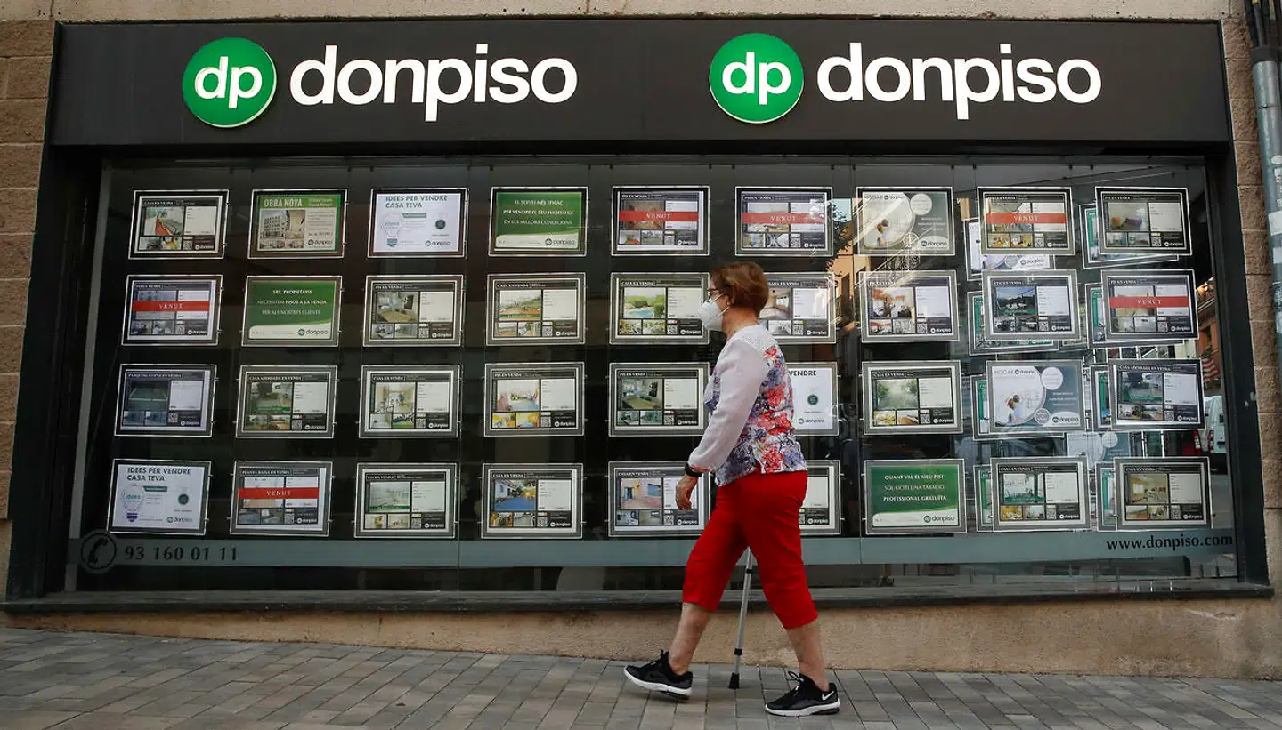 Coronakrisen vil efter al sandsynlighed øge udbuddet og presse priserne ned på boligmarkedet, forudsiger vurderingsfirmaer.