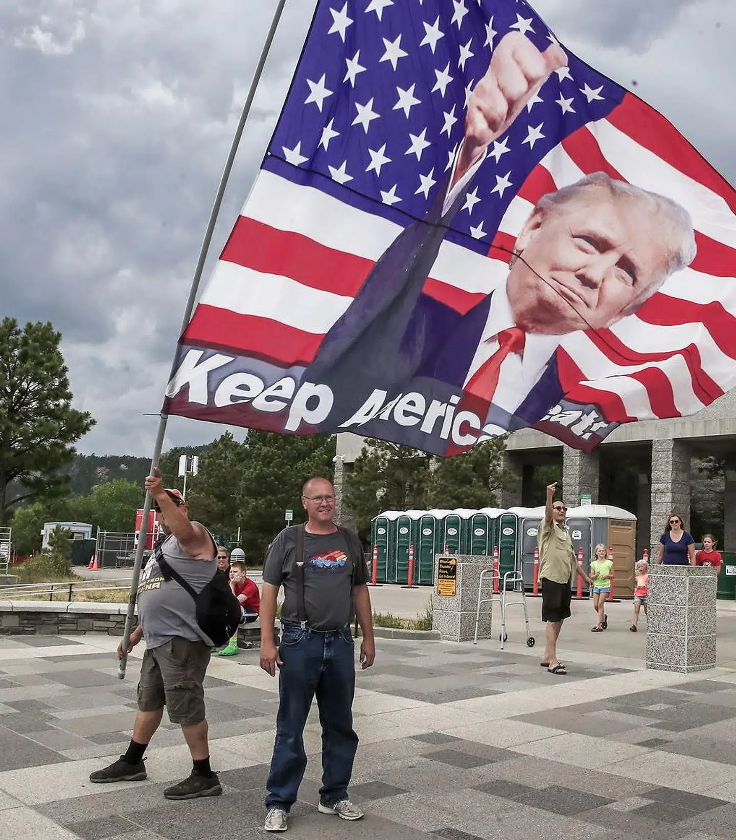 En Trump-tilhænger flager ved Mount Rushmore i Keystone i South Dakota, i anledning af den kommende uafhængighedsdag i USA 4. juli. Det er her, Donald Trump ventes at tale i anledning af dagen. Mount Rushmore viser stenbuster af amerikanske præsidenter George Washington, Thomas Jefferson, Theodore Roosevelt og Abraham Lincoln.