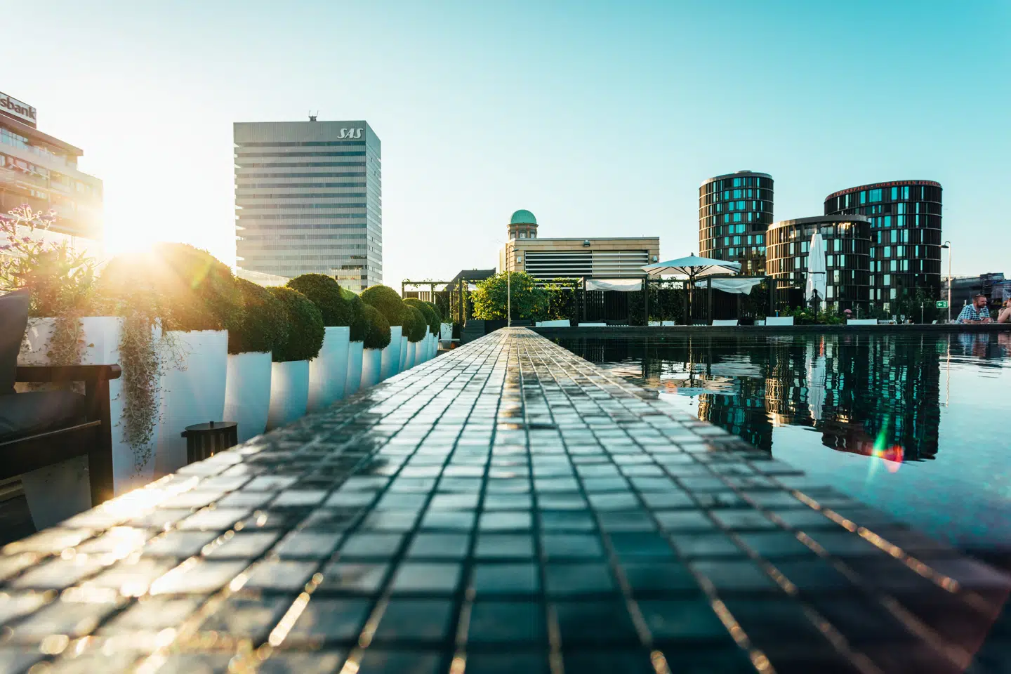 Poolen på Nimb Rooftop er opvarmet frem til jul – og er forbeholdt hotellets gæster.