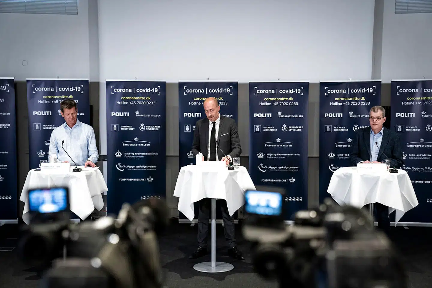 Pressebriefing i april med sundheds- og ældreminister Magnus Heunicke (S), flankeret af Sundhedsstyrelsens direktør Søren Brostrøm (tv.) og Kåre Mølbak, faglig direktør i Statens Serum Institut (th.). De to sidstnævnte har flere gange skudt markant forbi skiven i udtalelser og vurderinger om coronavirussen.