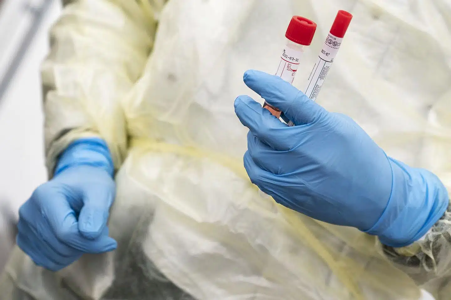 Antallet af smittede og indlagte med coronavirus herhjemme ligger på et meget stabilt, lavt niveau. Det viser fredagens tal over test, smitte og indlagte med covid-19 i Danmark fra SSI og Sundhedsstyrelsen.