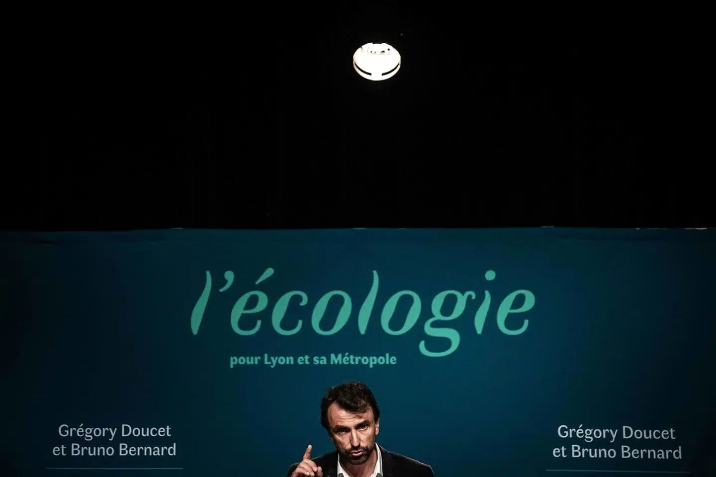 Grégory Doucet vandt som kandidat for det grønne parti Europe Écologie Les Verts sidste weekends kommunalvalg i Lyon og dermed borgmesterposten i Frankrigs næststørste by. Hans løftede pegefinger udgør en advarsel for præsident Emmanuel Macron, der er gået i gang med at udstikke en ny og grønnere politisk linje forud for præsidentvalget i 2022.